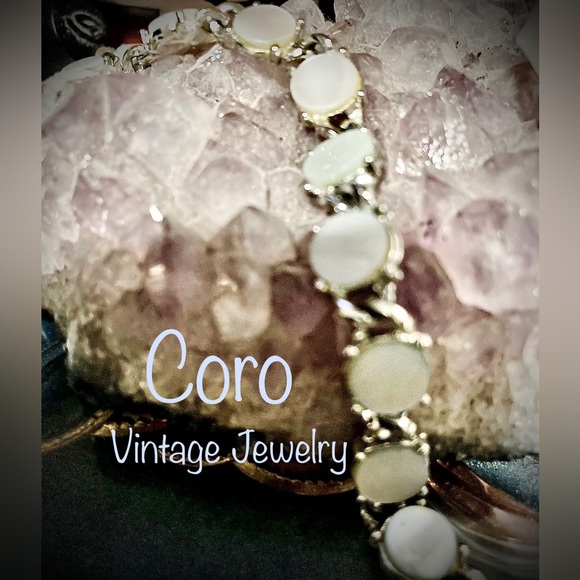 Coro vintage mother of pearl bracelet with a fold over clasp - Picture 3 of 16